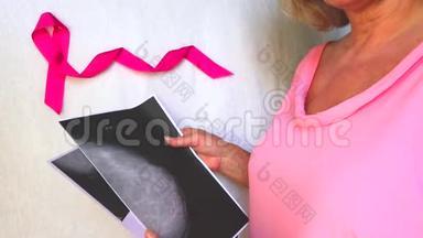 国际标志乳腺癌宣传月10月.. 缎粉色丝带意识复制空间。 妇女`保健